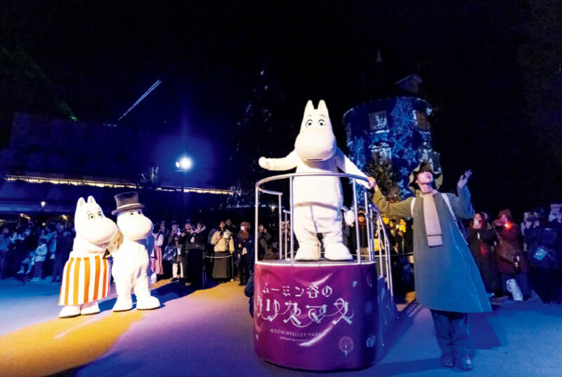 ムーミン屋敷の前で行われる「ムーミン谷のルミナスナイトショー