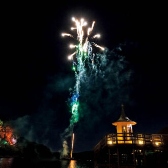 水浴び小屋と盛大な花火のコラボレーション♡