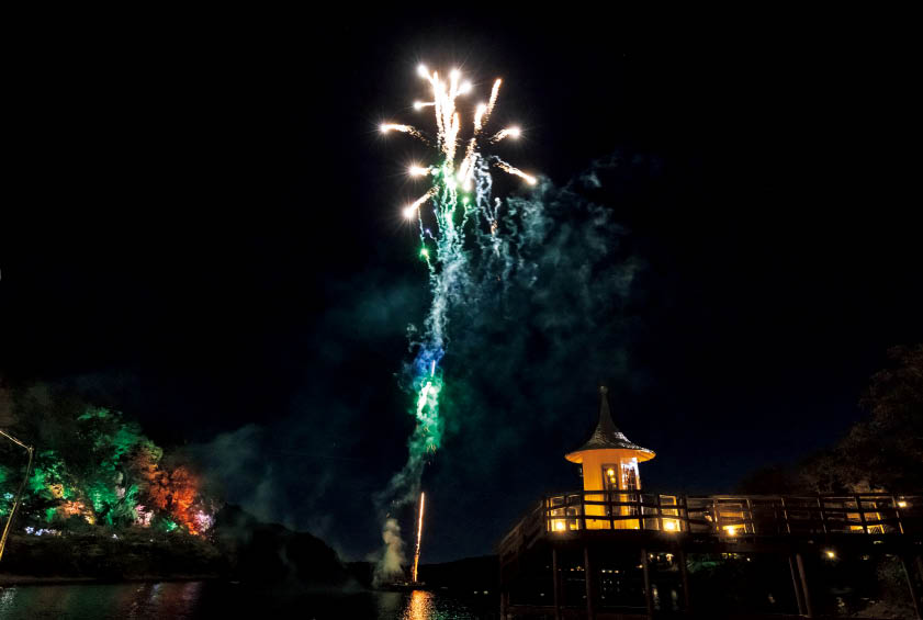 水浴び小屋と盛大な花火のコラボレーション♡