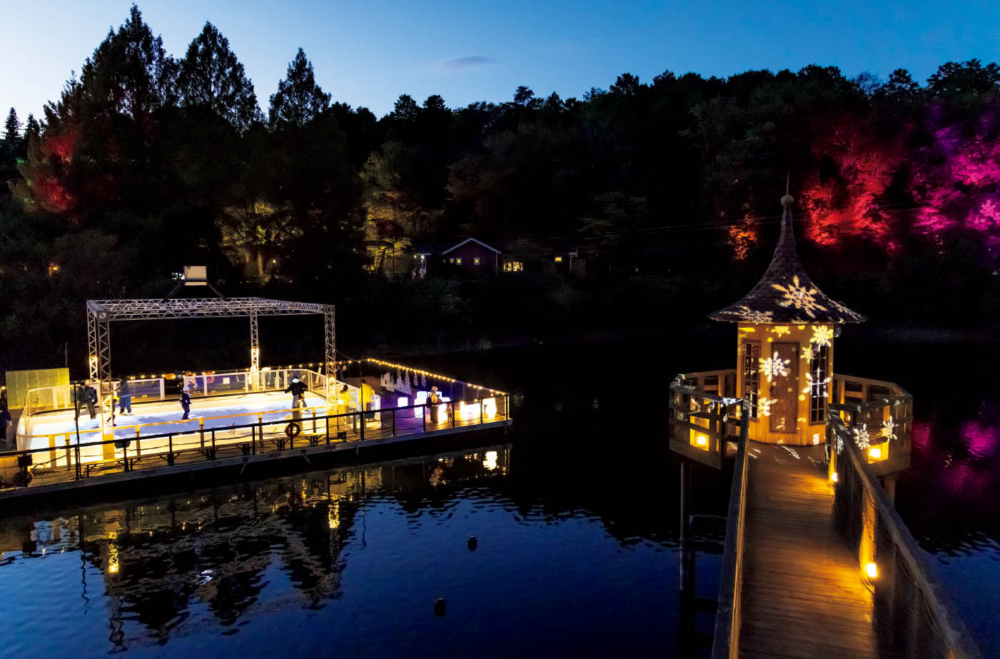 湖上テラスにオープンしたスケートリンク