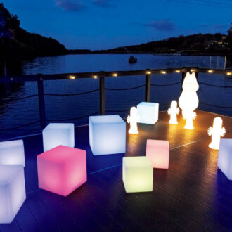 夜はプロジェクションマッピングが投影され、幻想的な世界へと一変