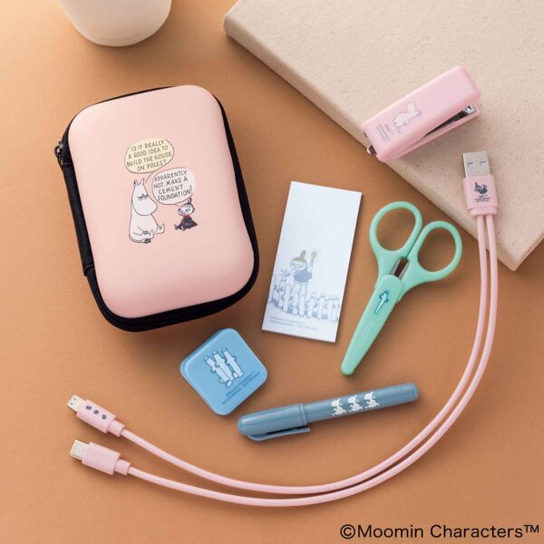 InRed 2026年1月・2月合併号 付録【①MOOMIN
ミニミニ文具セット
②ローラ アシュレイ
2026年カレンダー】 ボールペン、はさみ、クリップ、USBケーブル、ふせん、ステープラー、そして軽くて丈夫なケースがセットになっています