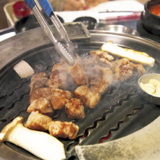 1～3.モクサルは1人前200g（₩20,000）で写真は2人分。圧巻の分厚さでお店の人が焼いてくれる。ハサミでカットされ、鉄板についたサイドトレーに乗ったら食べてOK。