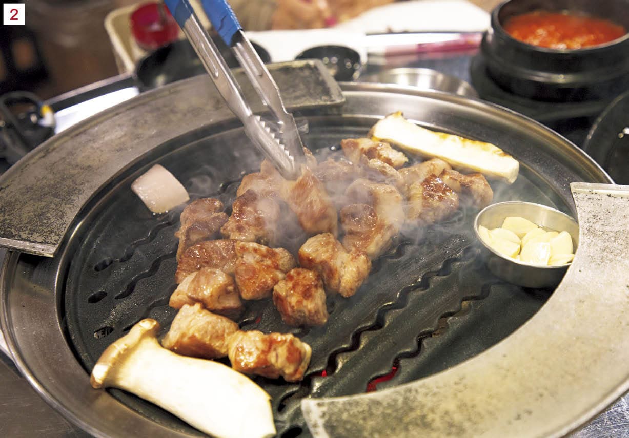 1～3.モクサルは1人前200g（₩20,000）で写真は2人分。圧巻の分厚さでお店の人が焼いてくれる。ハサミでカットされ、鉄板についたサイドトレーに乗ったら食べてOK。