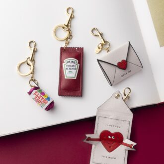 （左から）Love Heartsチャーム￥35,200、Heinz Tomato Ketchupチャーム￥35,200、I Love Youチャーム￥39,600（すべてアニヤ・ハインドマーチ／アニヤ・ハインドマーチ ジャパン）
