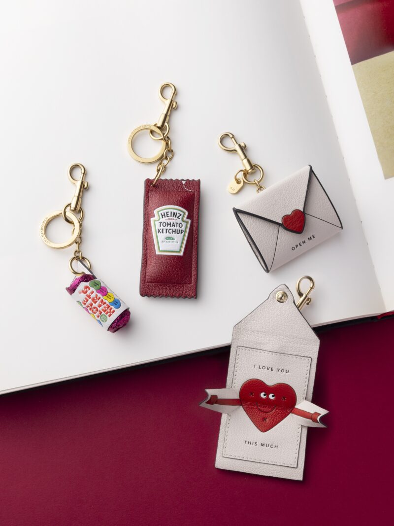 (左から)Love Heartsチャーム¥35,200、Heinz Tomato Ketchupチャーム¥35,200、I Love Youチャーム¥39,600(すべてアニヤ・ハインドマーチ/アニヤ・ハインドマーチ ジャパン)