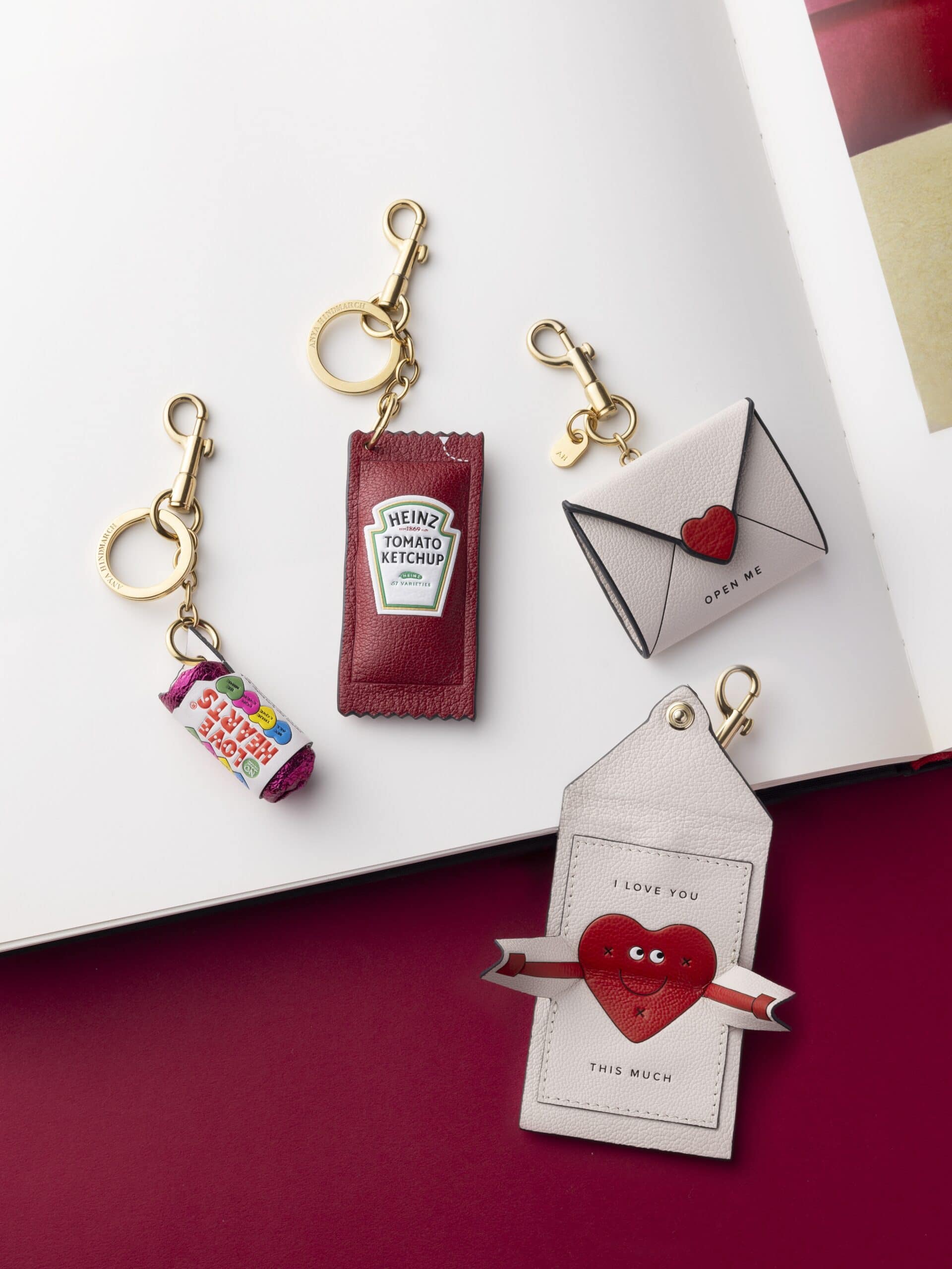 （左から）Love Heartsチャーム￥35,200、Heinz Tomato Ketchupチャーム￥35,200、I Love Youチャーム￥39,600（すべてアニヤ・ハインドマーチ／アニヤ・ハインドマーチ ジャパン）