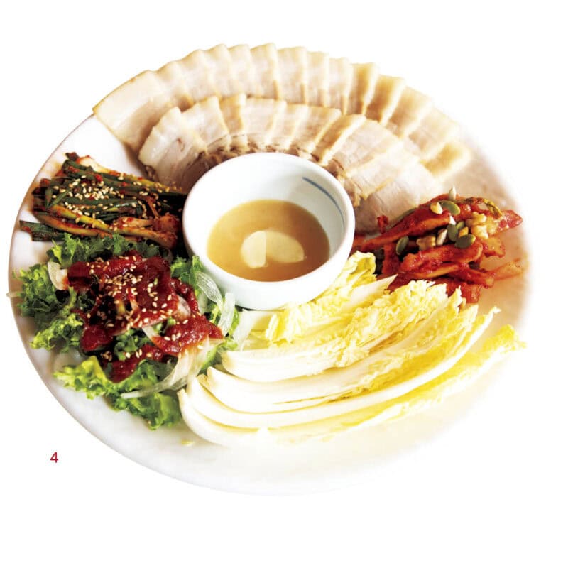 4.ゆで豚をキムチや野菜と一緒に白菜で包んで食べるポッサム（₩31,000）。