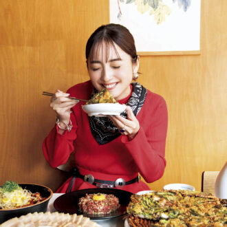 トップス¥26,400、スカート¥30,800（オートリコ）　スカーフ¥16,500（マニプリ）　ベルト（上）¥18,700、（下）¥18,700(ともにレフィエ／フラッパーズ）　ピアス¥22,000、ブレスレット¥85,800（ともにバルブス／ズットホリック）　リング¥30,800（プラウ）