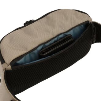 背面ジッパーポケット