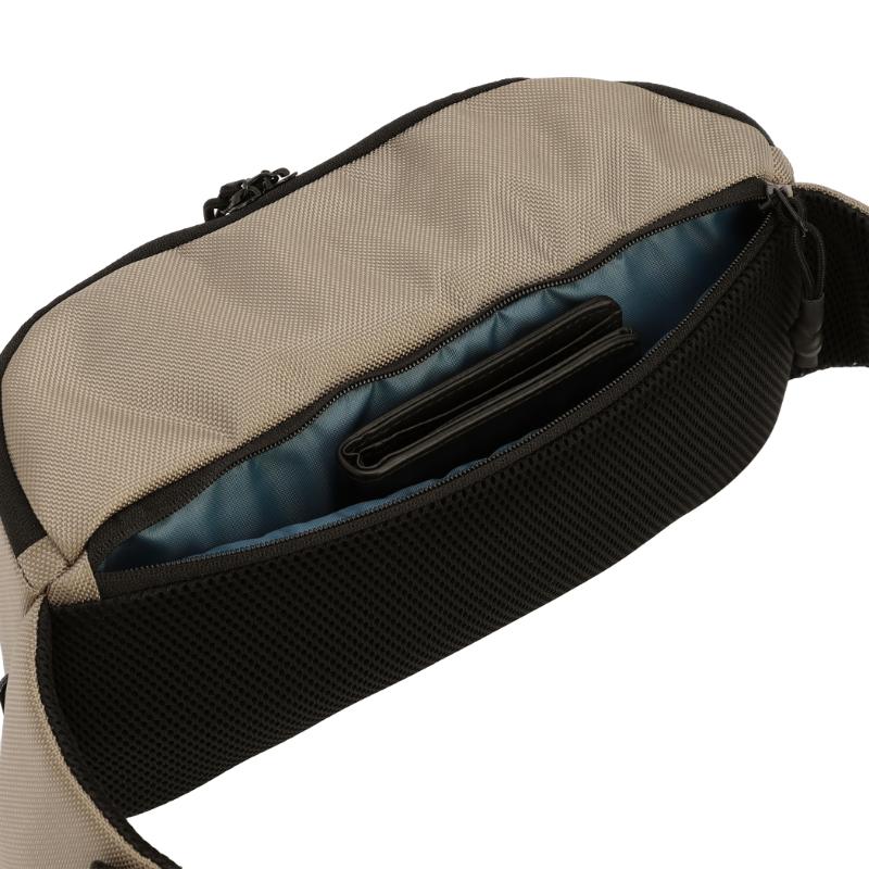 背面ジッパーポケット