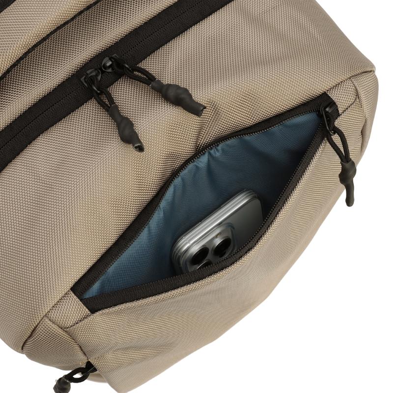 前持ち時に取り出しやすい小物ポケット