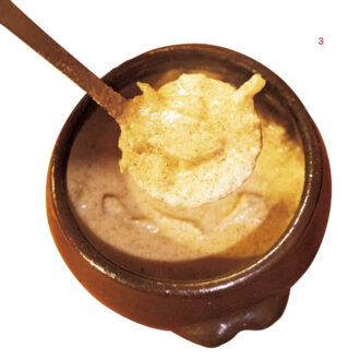 2･3.スープのなめらかな口当たりにほっこり。ハンアリという韓国らしい壺に入っていて、熱を逃がさず長く温かさをキープしてくれる。スジェビ以外にもネギのチヂミやつぶ貝の和え物も人気。