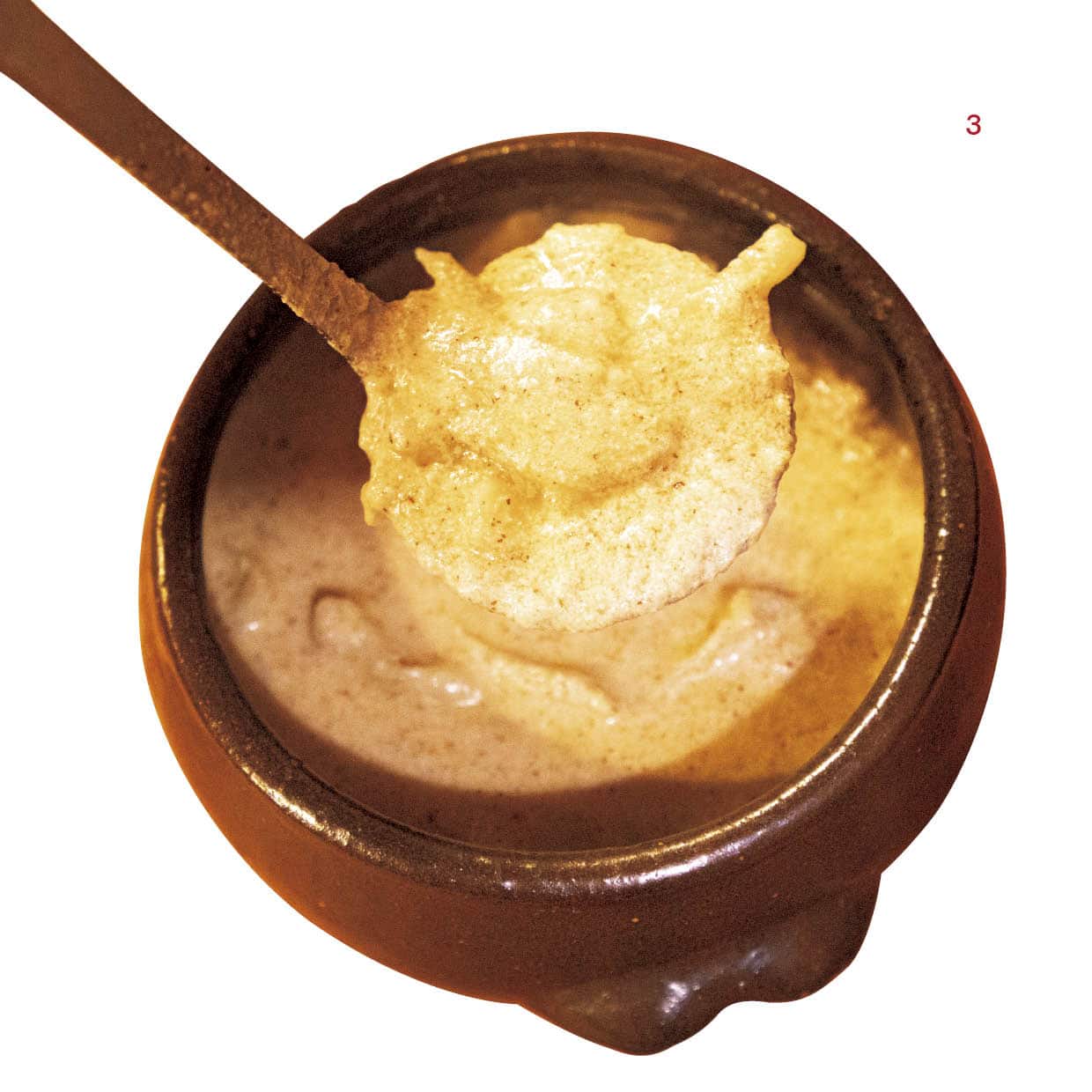 2･3.スープのなめらかな口当たりにほっこり。ハンアリという韓国らしい壺に入っていて、熱を逃がさず長く温かさをキープしてくれる。スジェビ以外にもネギのチヂミやつぶ貝の和え物も人気。