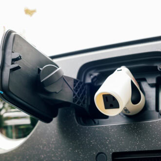 フロントに充電ポートがあり、専用コネクターを差し込めば蓄電池として電気を利用できる。