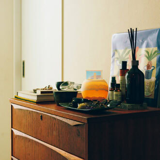 玄関で使用しているキャビネットは、世田谷区のヴィンテージショップ『FURUICHI(ふるいち)』で見つけたもの