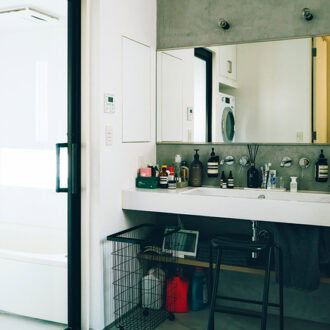 バスルームに続く洗面所は、水に強いモールテックスを壁と床に使用