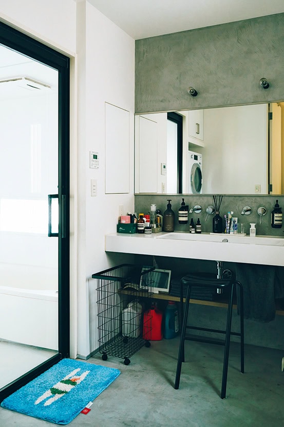 バスルームに続く洗面所は、水に強いモールテックスを壁と床に使用