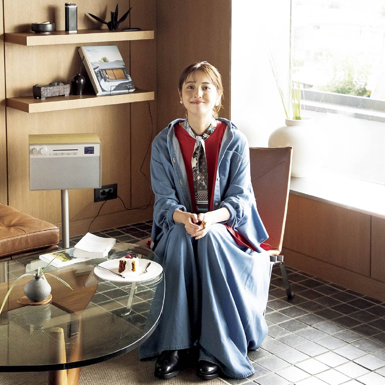 ブラウス¥37,400、デニム¥39,600、トップス¥14,300（すべてルフィル／ル フィル ニュウマン 新宿店）　スカーフ¥11,000（マニプリ）　ピアス¥32,050、リング¥25,630（ともにフル・オブ・グレイス／ズットホリック）　シューズ（スタイリスト私物）