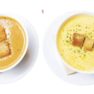 1.パンやサンドイッチに合うクリーミーで風味豊かな日替わり野菜スープ。右はカボチャで左はトマト。