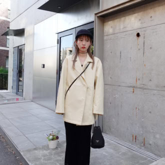 【30代スナップ】CA4LAのキャップで目線アップ！ 白のコートで作る大人のモノトーンコーデ