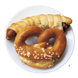 5.自家製ソーセージパイ（₩4,500）とプレッツェル（₩3,500）。