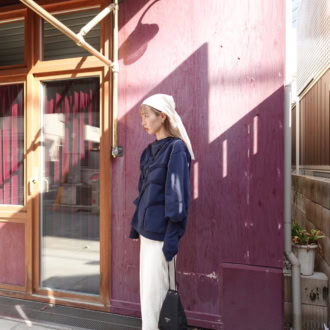 【30代スナップ】デザイン性のあるスウェットを主役にヴィンテージのスカーフで個性をプラス！ 