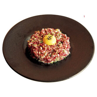 1.濃厚な生肉を芳醇なごま油や醤油で和えたユッケ（₩22,000）。