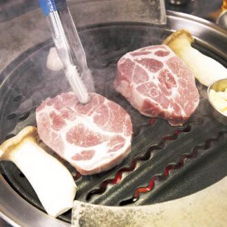 1～3.モクサルは1人前200g（₩20,000）で写真は2人分。圧巻の分厚さでお店の人が焼いてくれる。ハサミでカットされ、鉄板についたサイドトレーに乗ったら食べてOK。