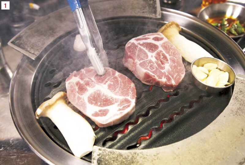 1~3.モクサルは1人前200g(₩20,000)で写真は2人分。圧巻の分厚さでお店の人が焼いてくれる。ハサミでカットされ、鉄板についたサイドトレーに乗ったら食べてOK。