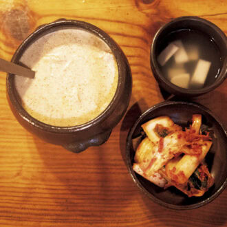 2･3.スープのなめらかな口当たりにほっこり。ハンアリという韓国らしい壺に入っていて、熱を逃がさず長く温かさをキープしてくれる。スジェビ以外にもネギのチヂミやつぶ貝の和え物も人気。