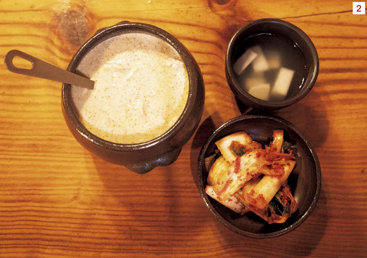 2･3.スープのなめらかな口当たりにほっこり。ハンアリという韓国らしい壺に入っていて、熱を逃がさず長く温かさをキープしてくれる。スジェビ以外にもネギのチヂミやつぶ貝の和え物も人気。