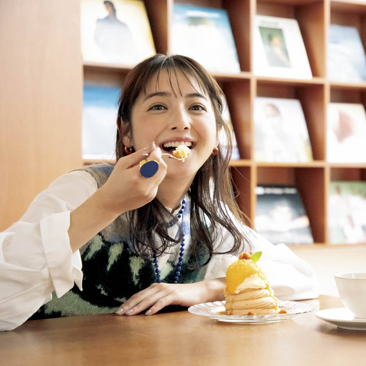 佐々木希とソウルお洒落カフェ】LPレコードが聴けるギャラリーのような