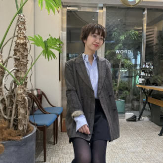 【30代スナップ】ユニクロのプリーツスコートで旬を投入！ 好印象なジャケットスタイルの完成