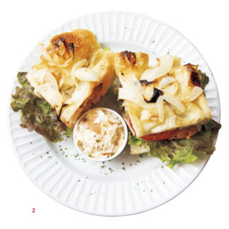 2.スパイシーに味付けした鶏むね肉を自慢のフォカッチャでサンド（₩14,500）。