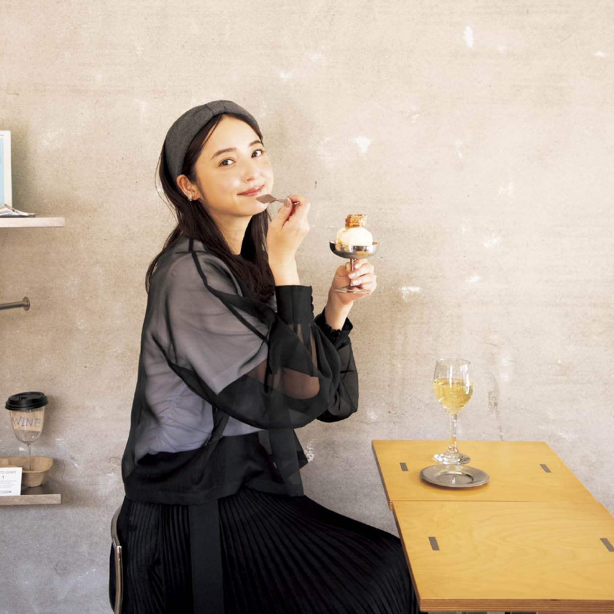 シアートップス¥30,800、スカート¥41,800、パンツ¥41,800（すべてハイク／ボウルズ）　 Tシャツ¥19,800（バウム・ウンド・ヘルガーテン）、ベルト¥75,900（デアンシェ／ともにS&T） カチューシャ¥22,880（ジェニファー・オーレット)、イヤカフ〈左耳〉¥20,020（バルブス／ともにズットホリック）　イヤカフ〈右耳〉¥29,700（プラウ）