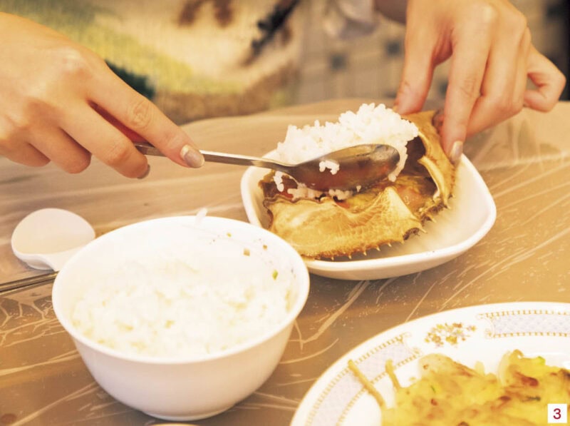 3.食べ進めたら味変もぜひ。甲羅のみそをかき集めたら白米をのせて、エゴマのすりごまとエゴマ油をかけたらかき混ぜて、のり巻きにして食べてみて。