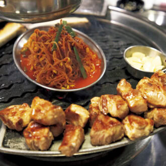 1～3.モクサルは1人前200g（₩20,000）で写真は2人分。圧巻の分厚さでお店の人が焼いてくれる。ハサミでカットされ、鉄板についたサイドトレーに乗ったら食べてOK。