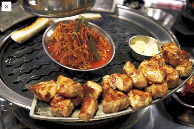 1~3.モクサルは1人前200g(₩20,000)で写真は2人分。圧巻の分厚さでお店の人が焼いてくれる。ハサミでカットされ、鉄板についたサイドトレーに乗ったら食べてOK。