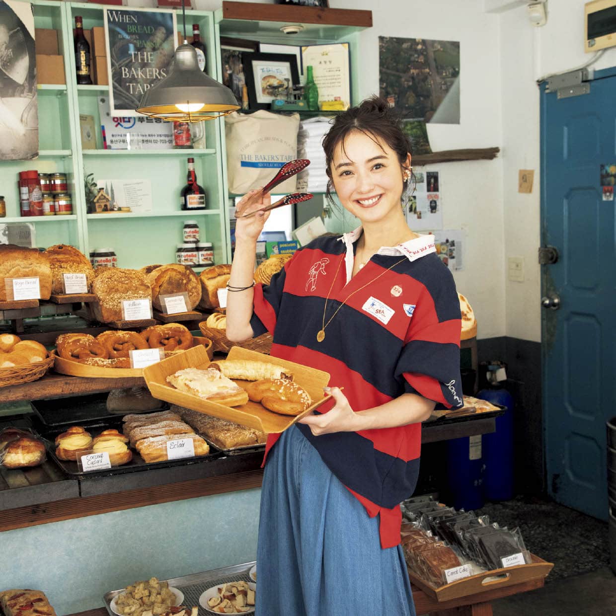 トップス¥63,800(シーニューヨーク/S&T) デニム¥39,600(ルフィル/ル フィル ニュウマン 新宿店) ブレスレット(1粒パール)¥18,260、(半パール)¥19,360(ともにキャサリン・ワイツマン)、イヤカフ(2点で)¥15,400(メルセデス・サラザール/ズットホリック) ネックレス(コイン)¥17,600(チビ・ジュエルズ/チビ ジュエルズ・ジャパン) ネックレス(パール)39,600(プラウ)