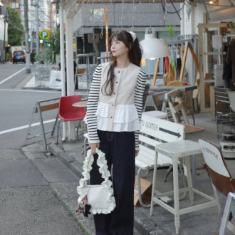 【30代スナップ】GUのボーダーニットがキーアイテム！ 白フリルの小物でデニムスタイルを上品にシフト