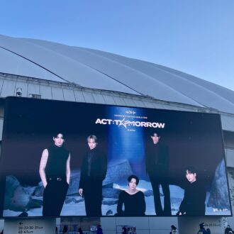 【TXT東京ドーム公演】開演前から熱狂する会場の様子をレポート！グッズ・カプセルトイも