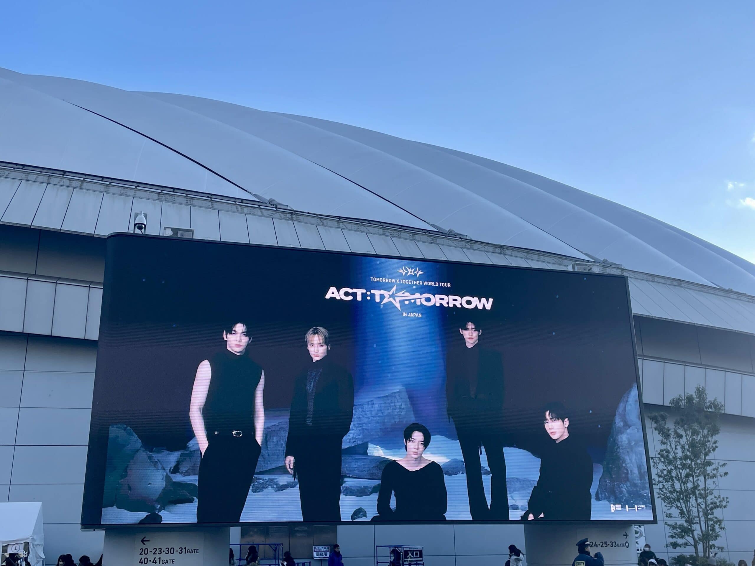 TXT東京ドーム公演】開演前から熱狂する会場の様子をレポート！グッズ