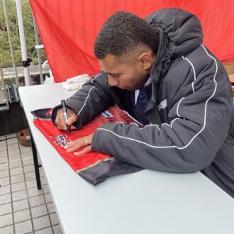 ジョネ・ナイカブラ選手のサイン会