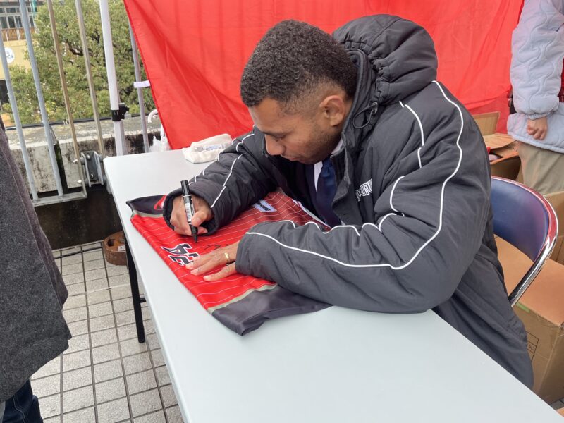 ジョネ・ナイカブラ選手のサイン会