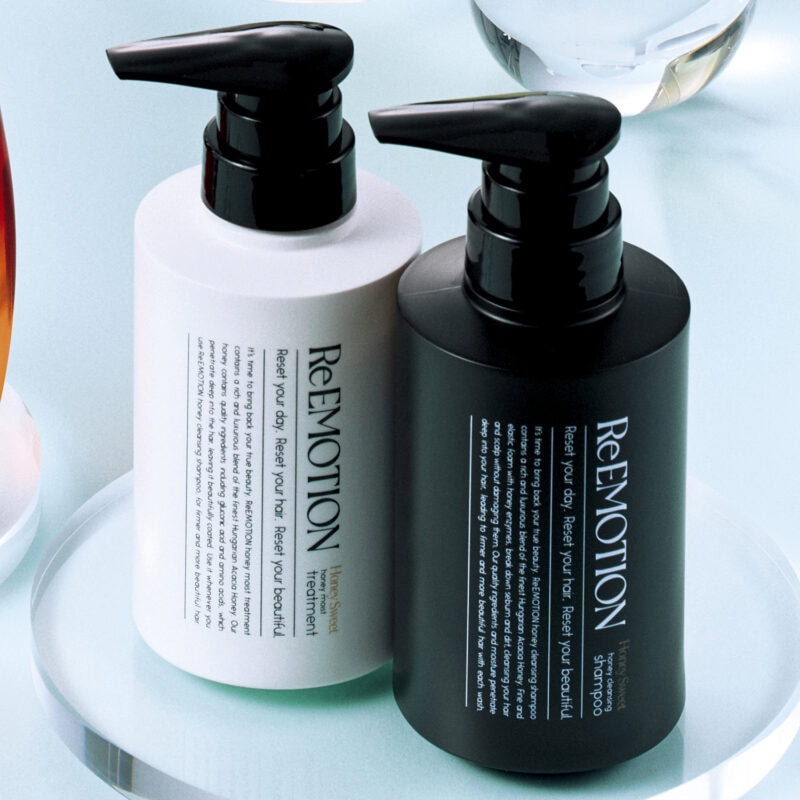 リエモーション （右）ハニースイート クレンジングシャンプー、（左）ハニースイート モイストトリートメント