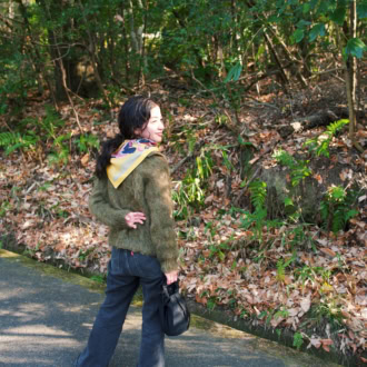 【30代スナップ】ヴィンテージニットとスカーフが決め手！ 遊び心を感じるデニムコーデ