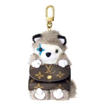 モノグラムパターンのポーチをハスキー犬が抱えるキュートなチャーム。¥117,700（ルイ・ヴィトン／ルイ・ヴィトン クライアントサービス）
