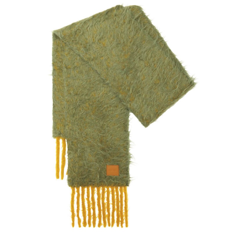 存在感のあるレオパード柄やイエローのフリンジをコーデのアクセントに。マフラー[H23×W210]¥103,400（ロエベ／ロエベ ジャパン クライアントサービス）