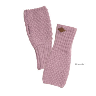 レザーパッチがワンポイントになったカシミア×モヘア素材の《ルー》。手袋¥90,200（エルメス／エルメスジャポン）